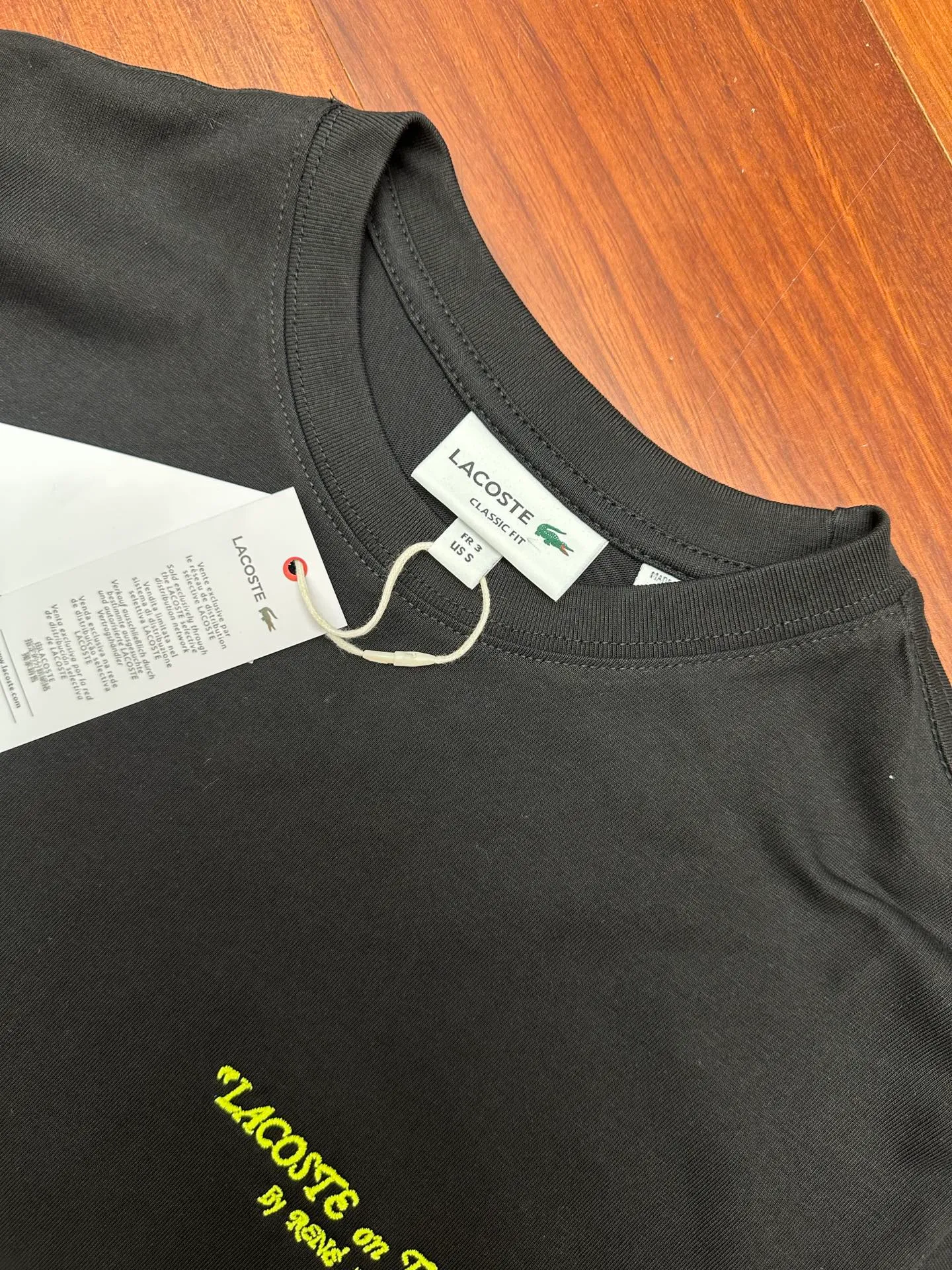 🔥P100💰LACOSTE/French Crocodile 2026 Summer New Arrival fashionable printed round neck short-sleeved loose embroidered T-shirt. Selected high-quality 32-count 230g pure cotton fabric, soft and skin-friendly, breathable and sweat-absorbent. Say goodbye to hot and sticky summer wear. The chest pays homage to the embroidered name letter pattern of the brand founder, and the imported Tajima embroidery technology has bright colors and smooth craftsmanship. The brand's small crocodile pattern is standard under the neckline on the back, and the Retro tennis racket pattern is printed on the back, which is also a tribute to the brand founder. The Classic version is suitable for various body shapes, and can be easily used in many scenarios such as commuting, dating, and sports. Regardless of gender and age, it is easy to wear a loose-fitting outfit with your eyes closed. Hang tags, watches, wash marks, and packaging bags are all complete. Color: Black, White Size: S-x L